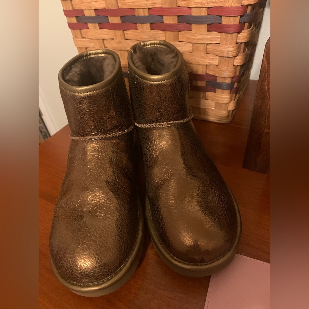 Copper low Ugg ladies boots.